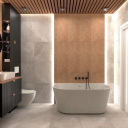 Pracownia Projektowa Jagoda Wojciechowska - Nowoczesna łazienka z drewnianym sufitem i ścianą w jodełkę, biała wolnostojąca wanna z czarną armaturą, umywalka nablatowa na czarnej szafce z ryflowanymi frontami, okrągłe lustro z podświetleniem...