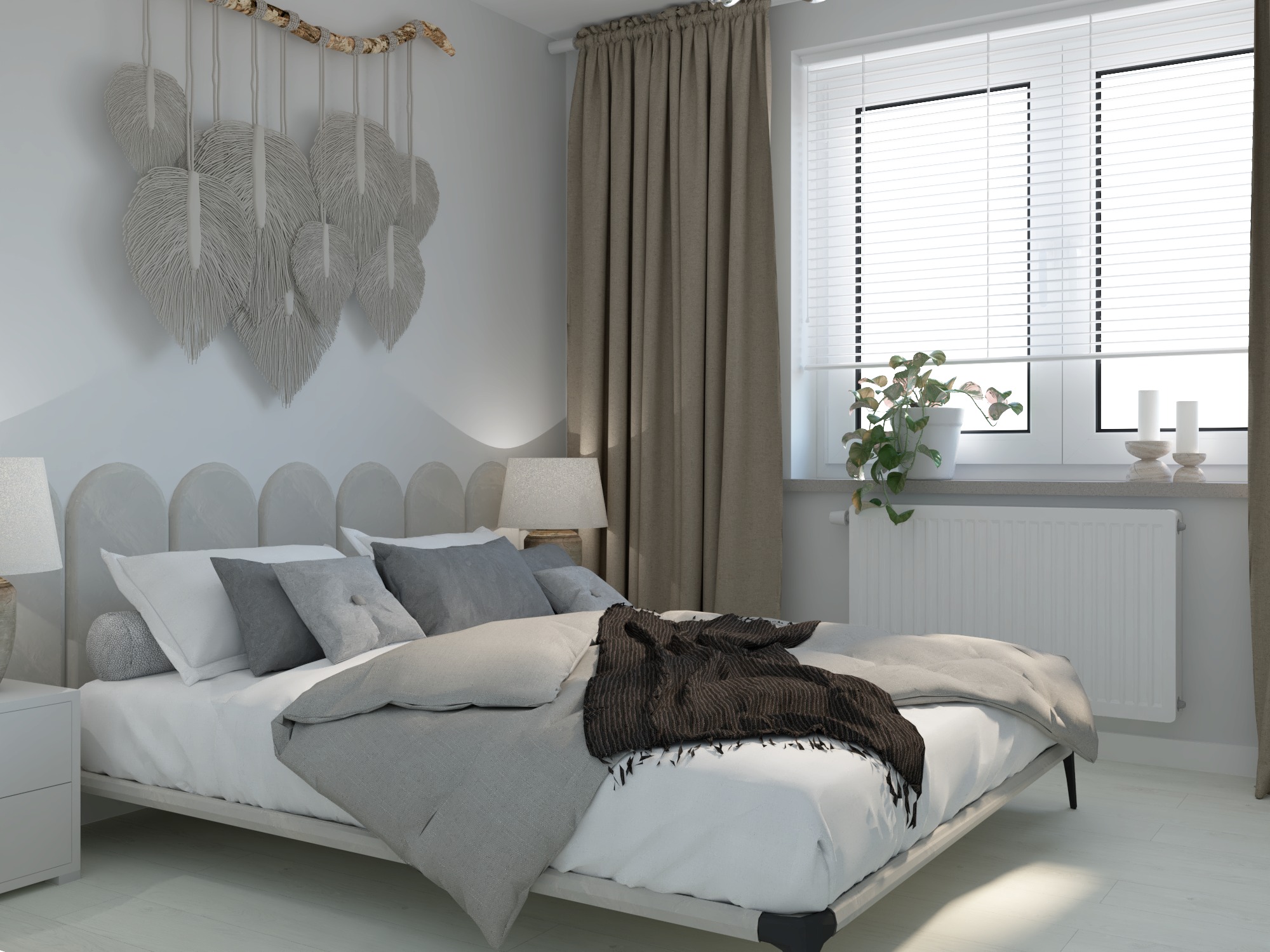 Jasna sypialnia z łóżkiem z szarymi poduszkami, dekoracją ścienną z piór i zasłonami w oknie.