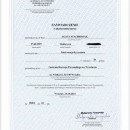 Skan zaświadczenia o ukończeniu kursu Interwencji Kryzysowej, wydanego przez Centrum Rozwoju Personalnego we Wrocławiu, z danymi Agaty Stachowiak i podpisem Małgorzaty Perczyńskiej, Dyrektora.
