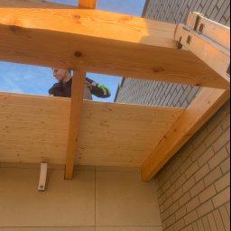 Wykonanie daszku nad drzwiami wejściowymi do domu