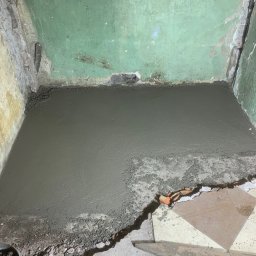 Wykonanie zbrojenia oraz wylanie nowego stropu w remontowanym domu