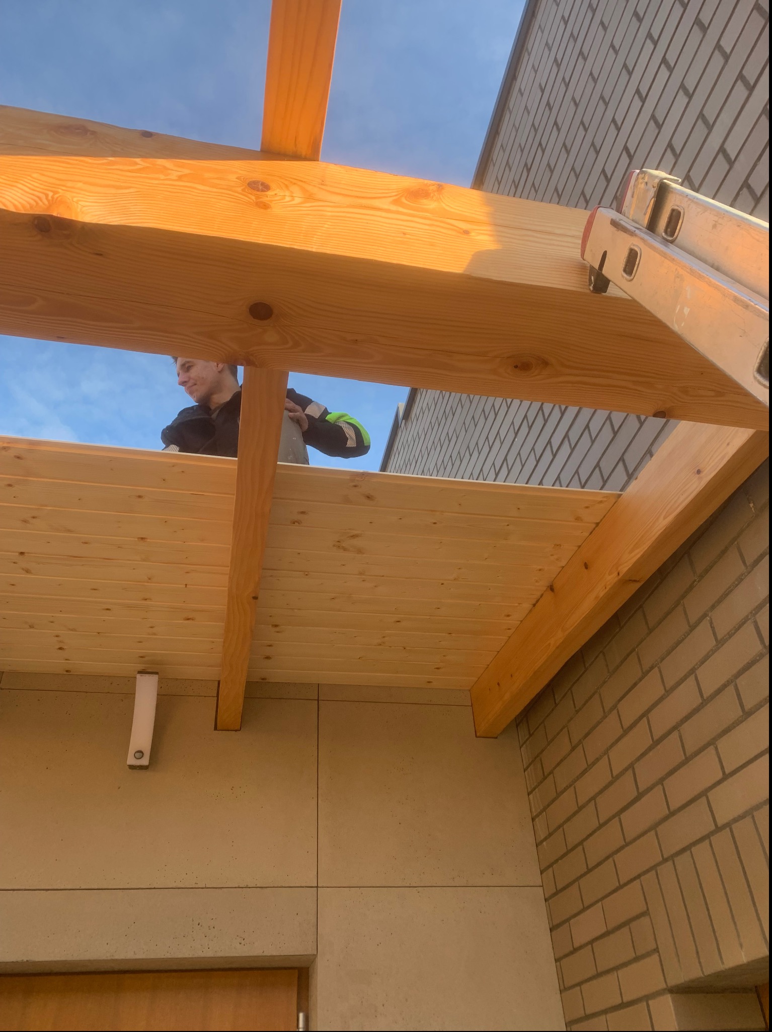 Wykonanie daszku nad drzwiami wejściowymi do domu