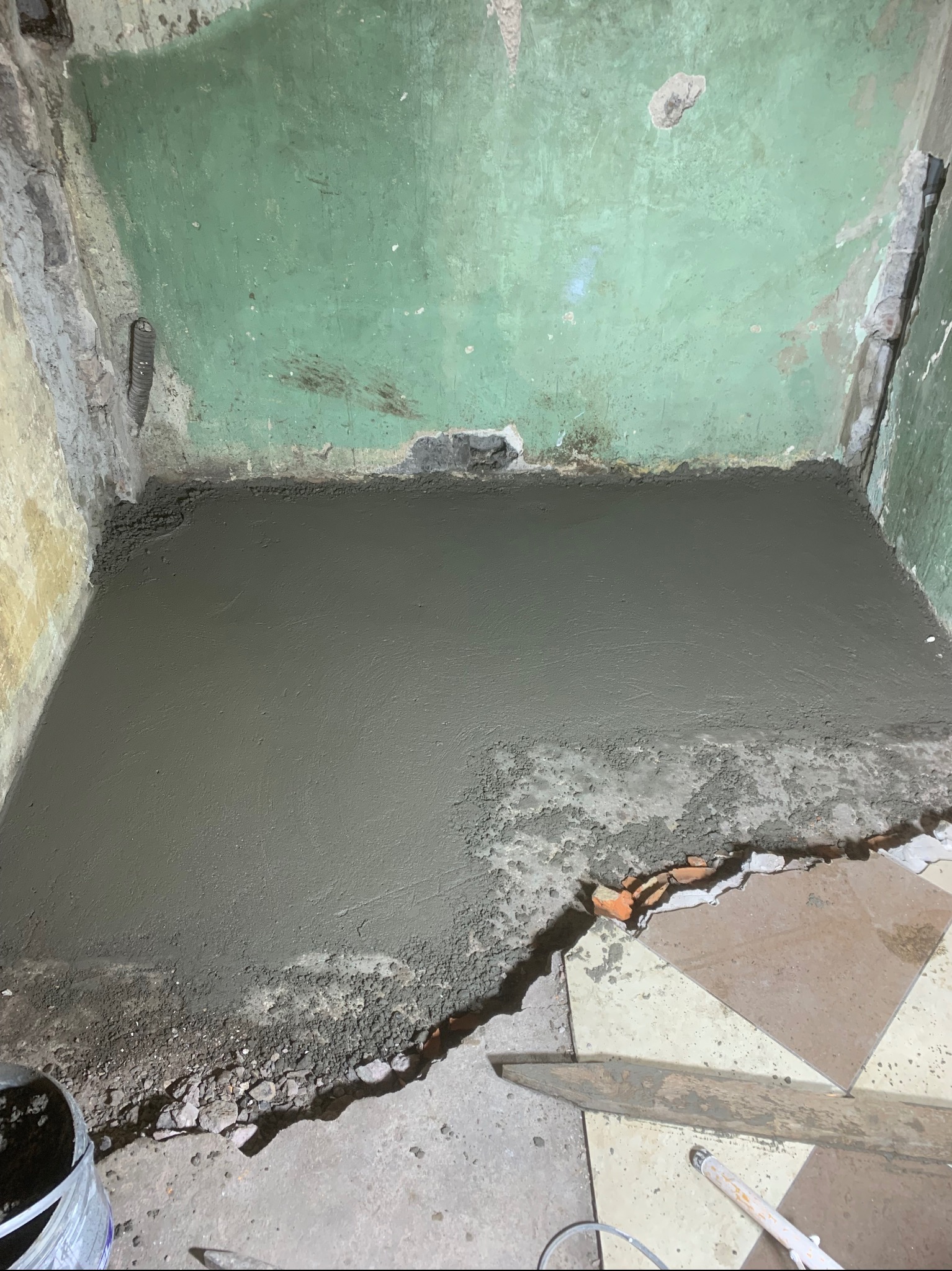 Wykonanie zbrojenia oraz wylanie nowego stropu w remontowanym domu