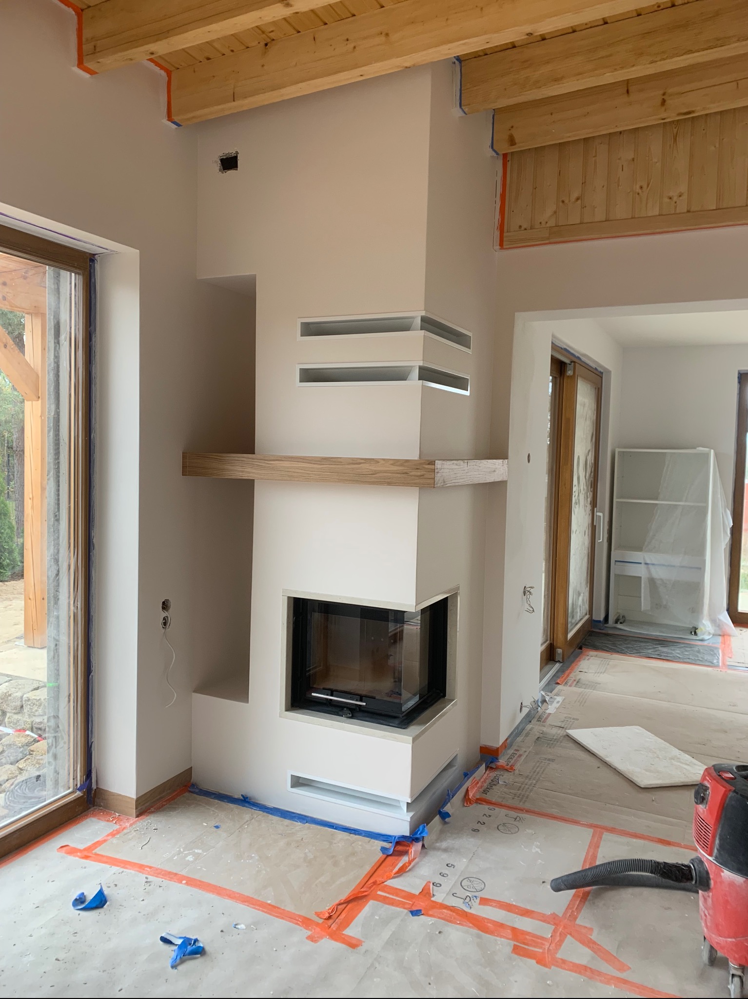 Zabudowa, szpachlowanie oraz malowanie kominków