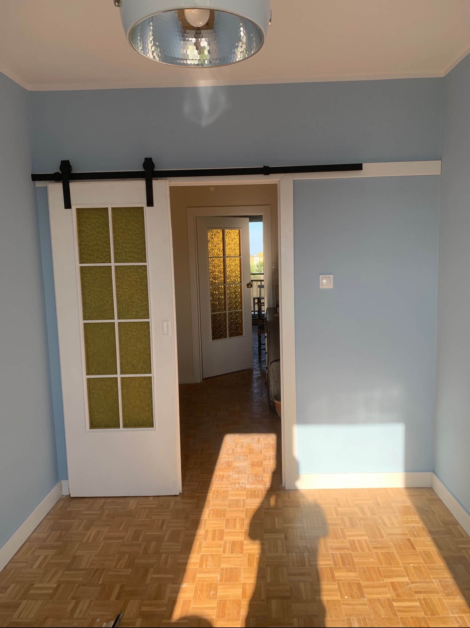 Remont mieszkania, montaż drzwi przesuwnych