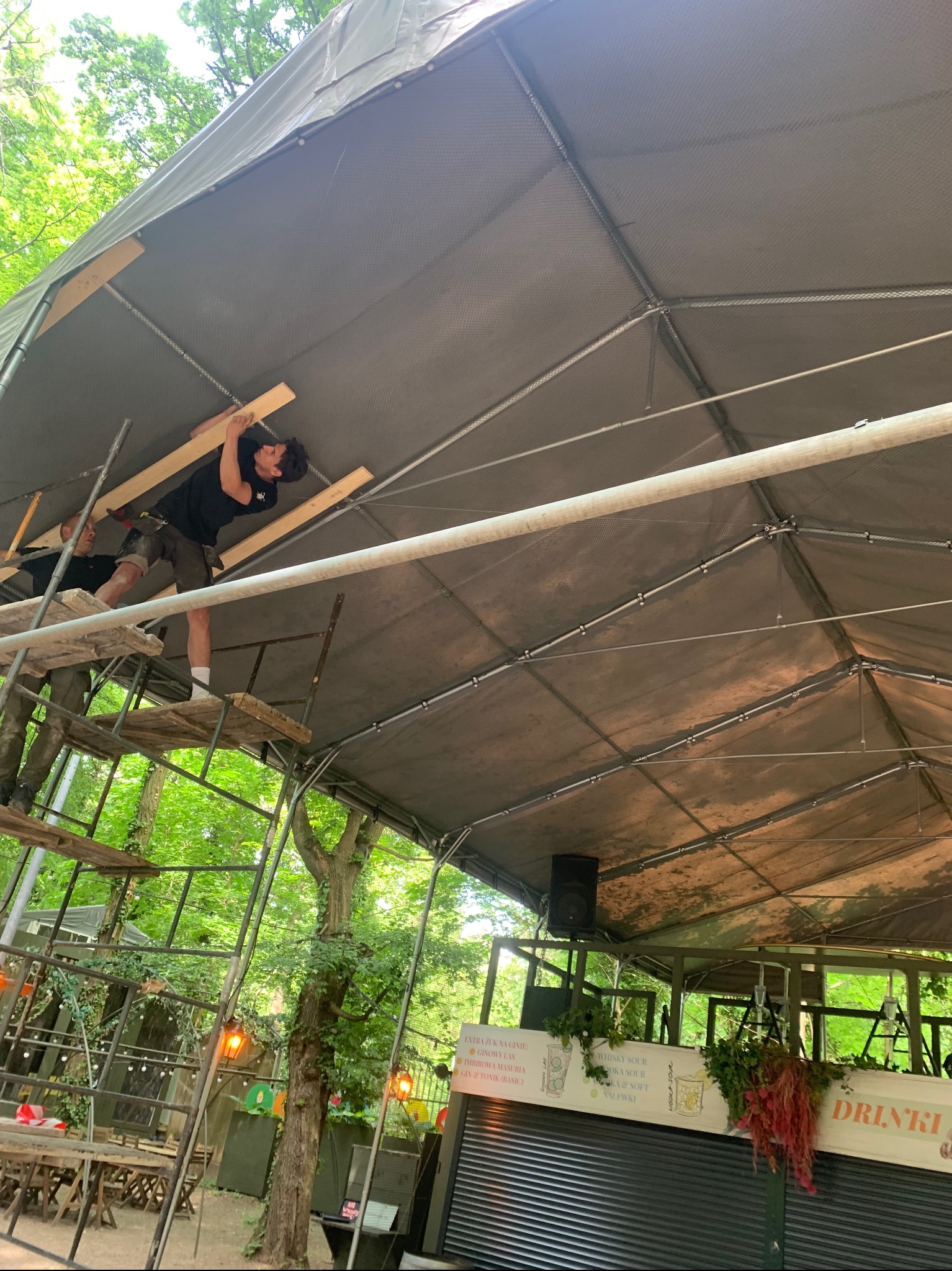 Montaż ozdobnych płyt na starym suficie namiotu