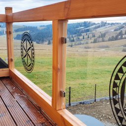 Balustrady z motywem regionalnym.
Szkło laminowane, hartowane 6mm + 6mm + 4x folia PVB.  Drukowany motyw znajduje się międy taflami.