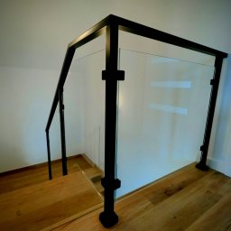 barierka szklana na schody