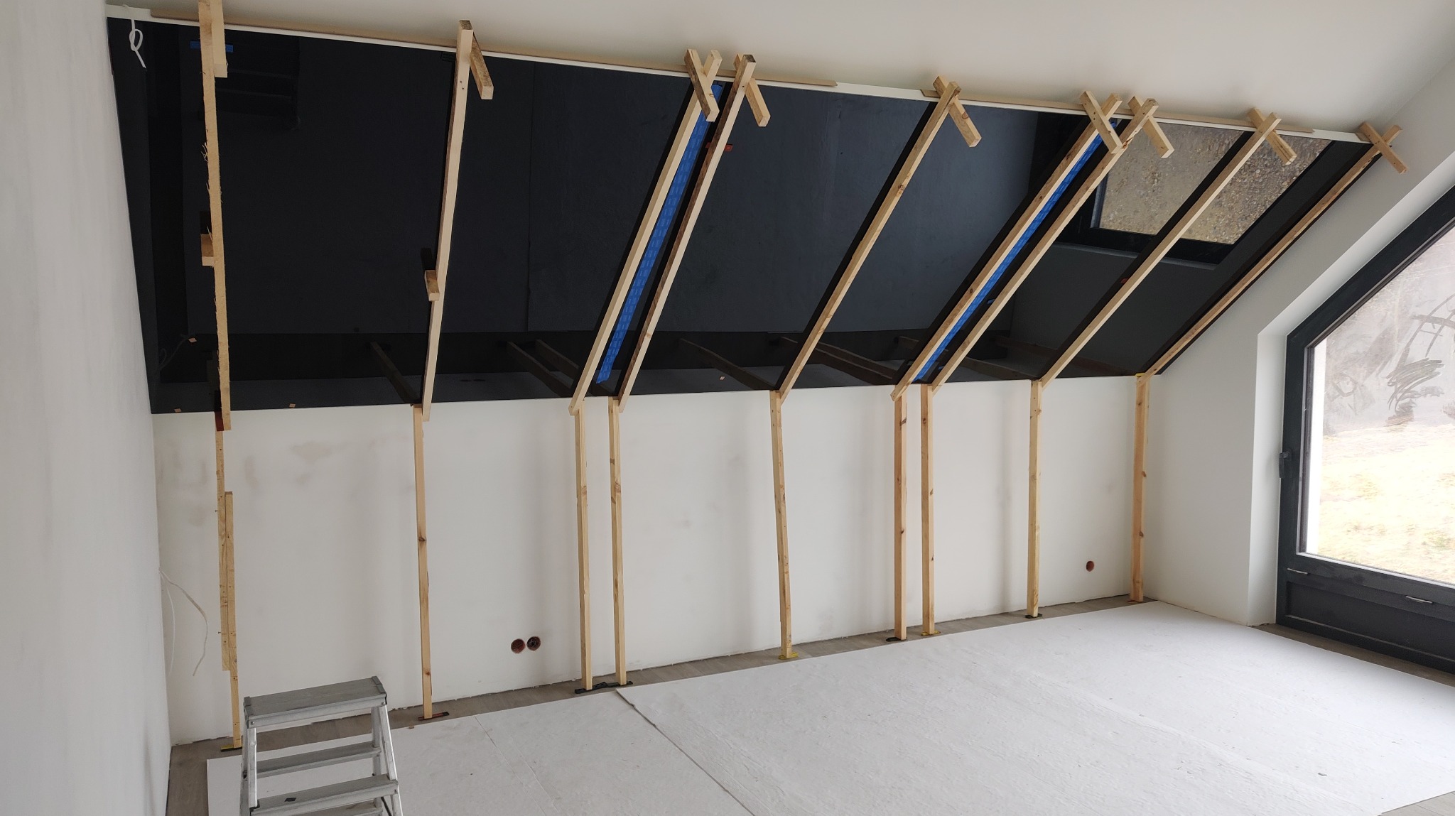 Montaż czarnych lakobeli na skosie...