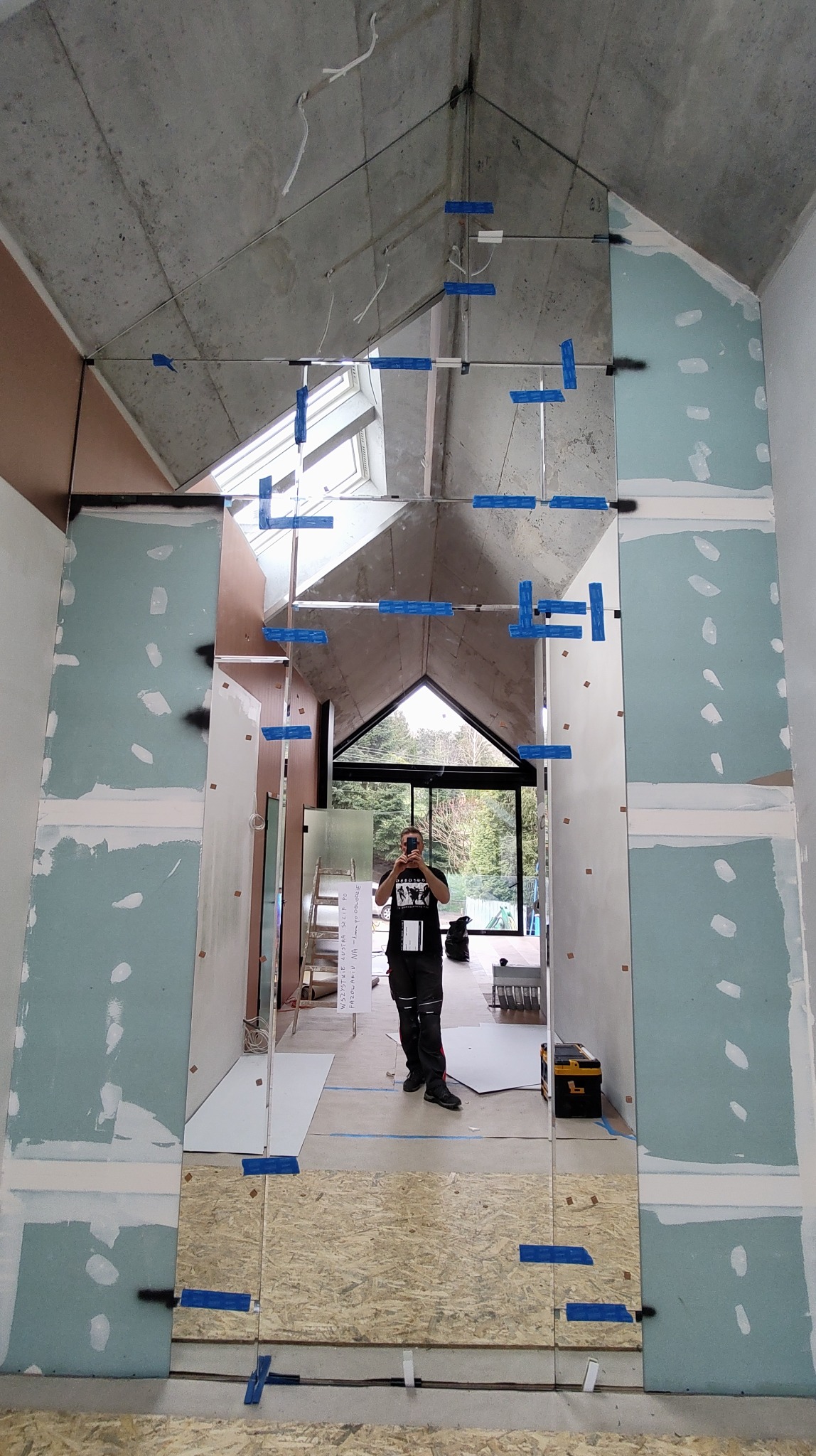 Ścina wysokości ponad 5 metrów wyklejana lustrami fazowanymi...