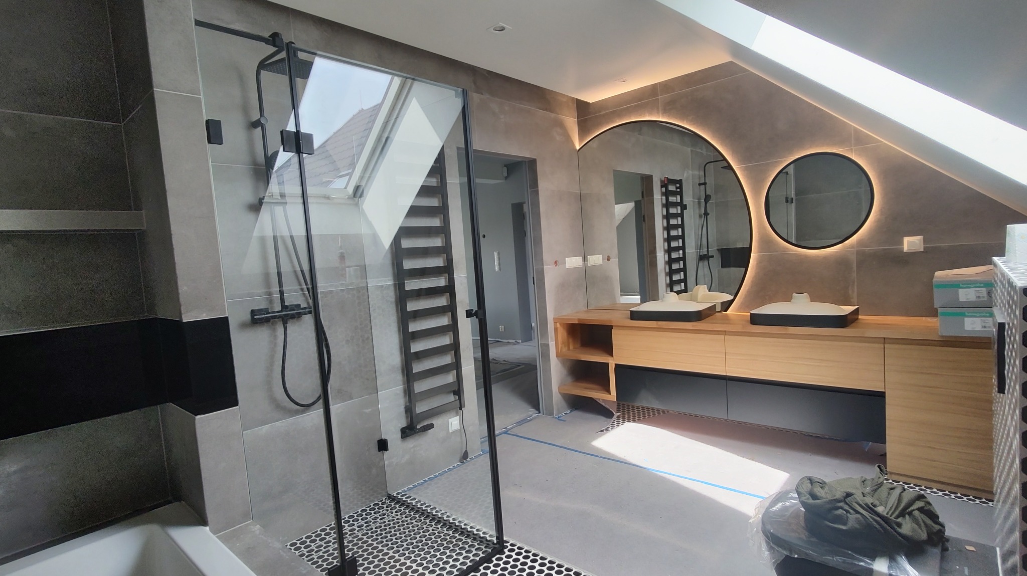 Nasza kabina w czarnym wykończeniu oraz lustra LED z czarną ramką po obwodzie..