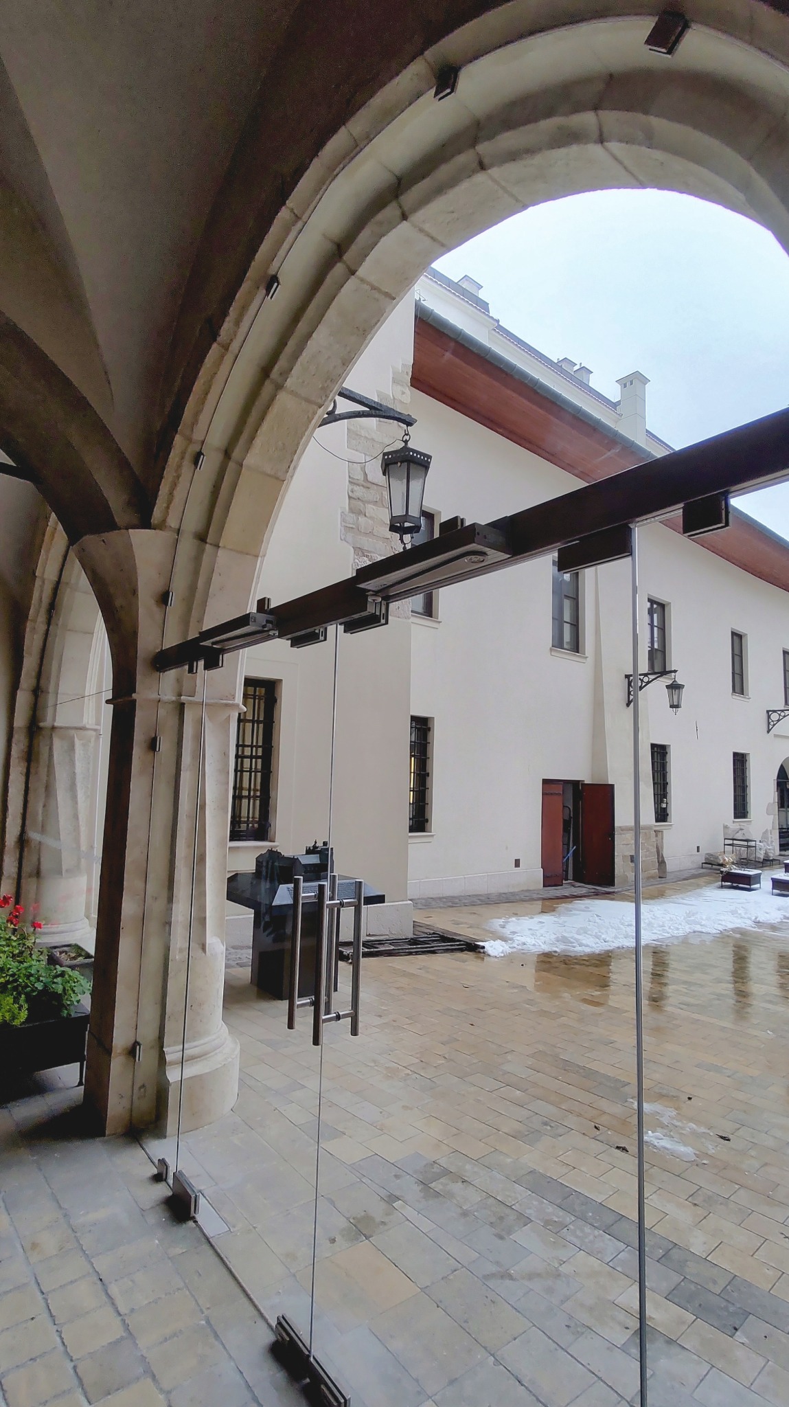 Muzeum Ernesta Ciołka przy Wawelu w Krakowie. Drzwi wahadłowe z samozamykaczem oraz automatyką przeciwpożarową.