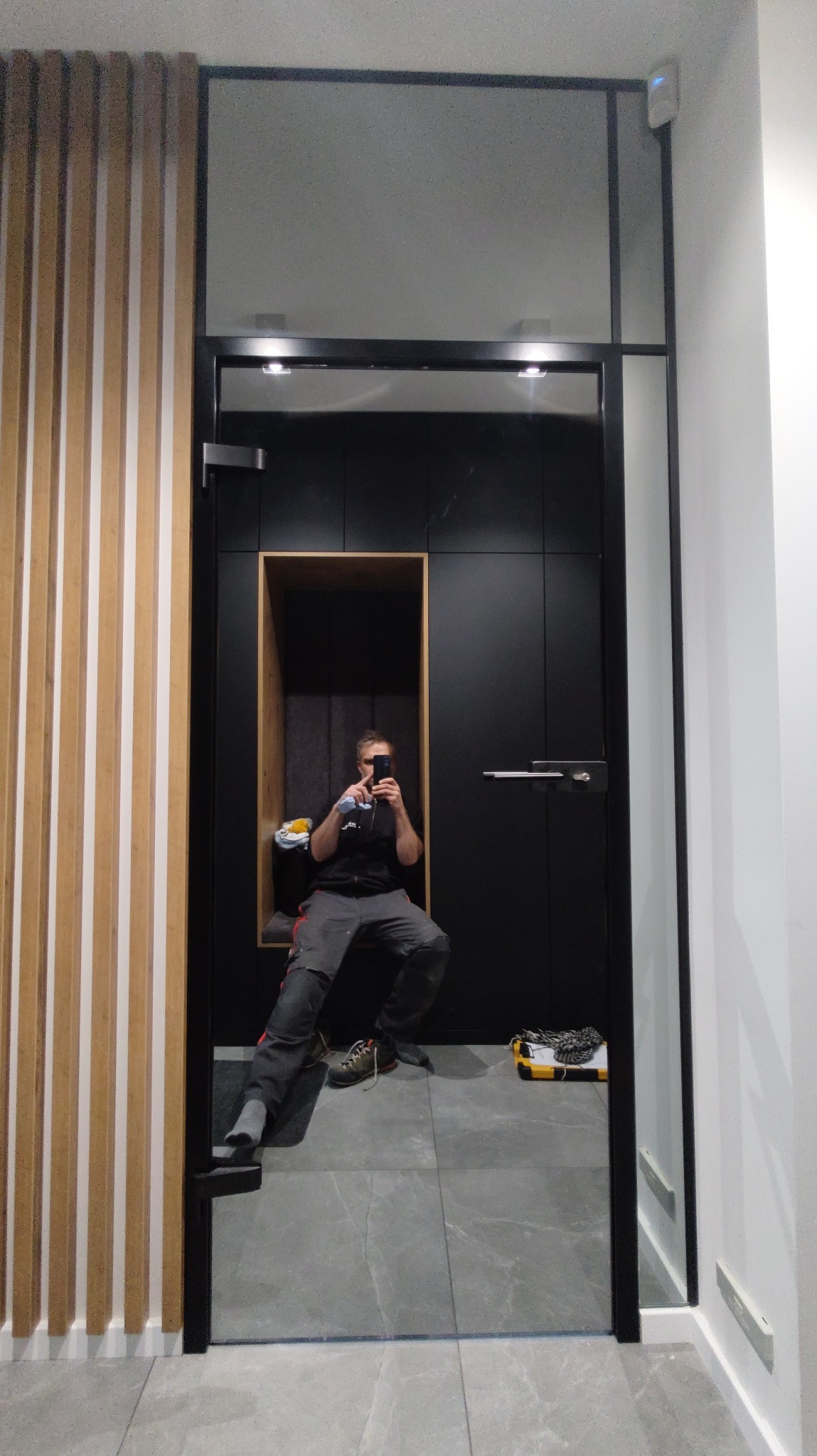 Przejście między przedpokojem a garażem wykonane ze szkła lustrzanego