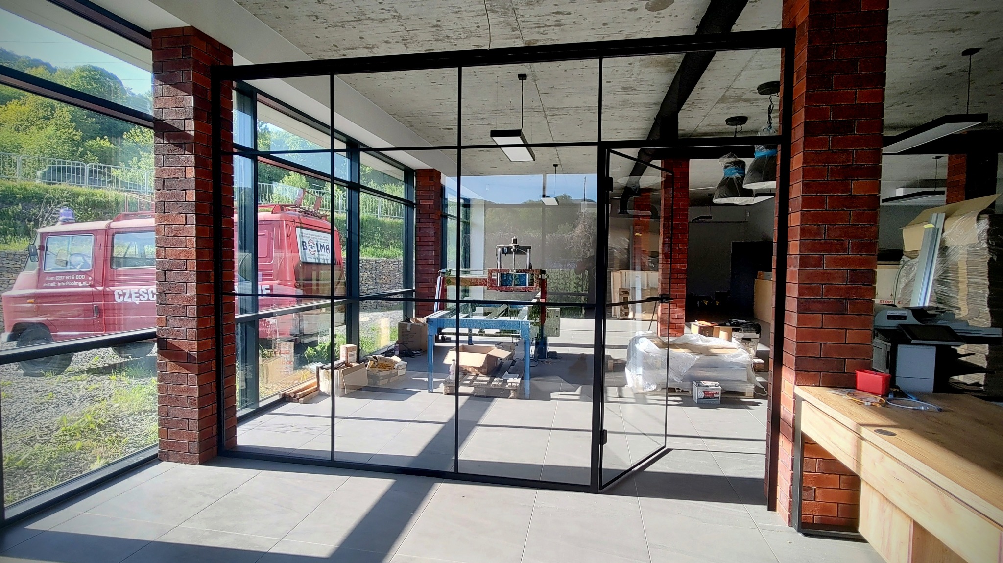 Przeszklanie biurowe w stylu loft.