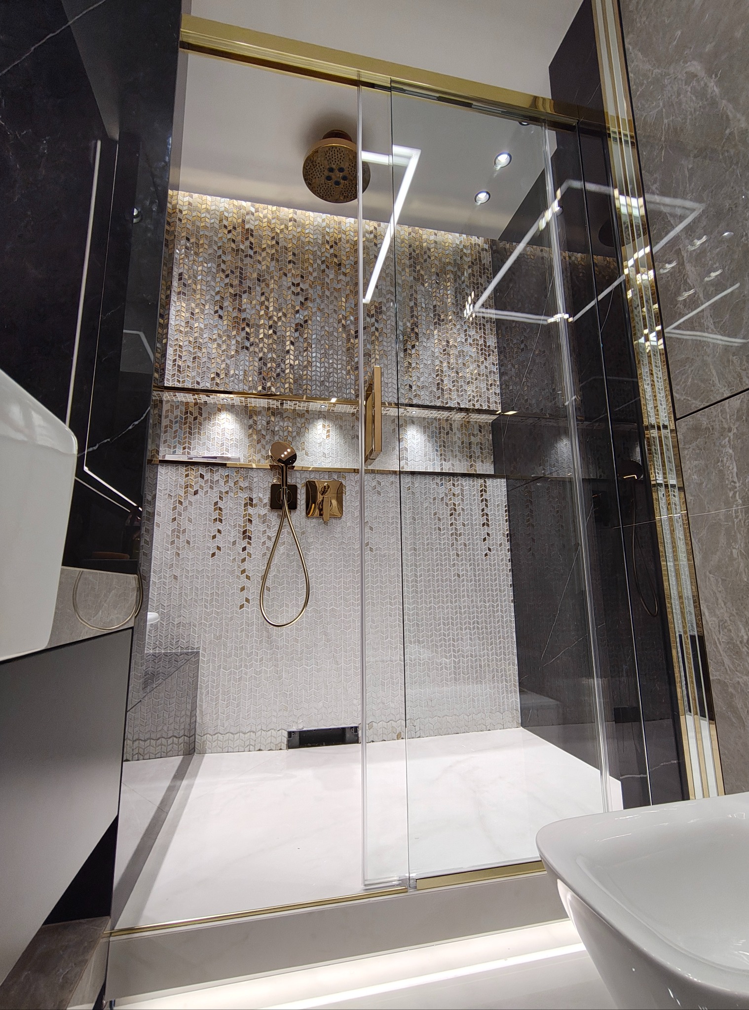 Kabina z drzwiami przesuwanymi. Szklo hartowane optiwhite 8mm z powłoką hydrofobową. Okucia w złotym wykończeniu.