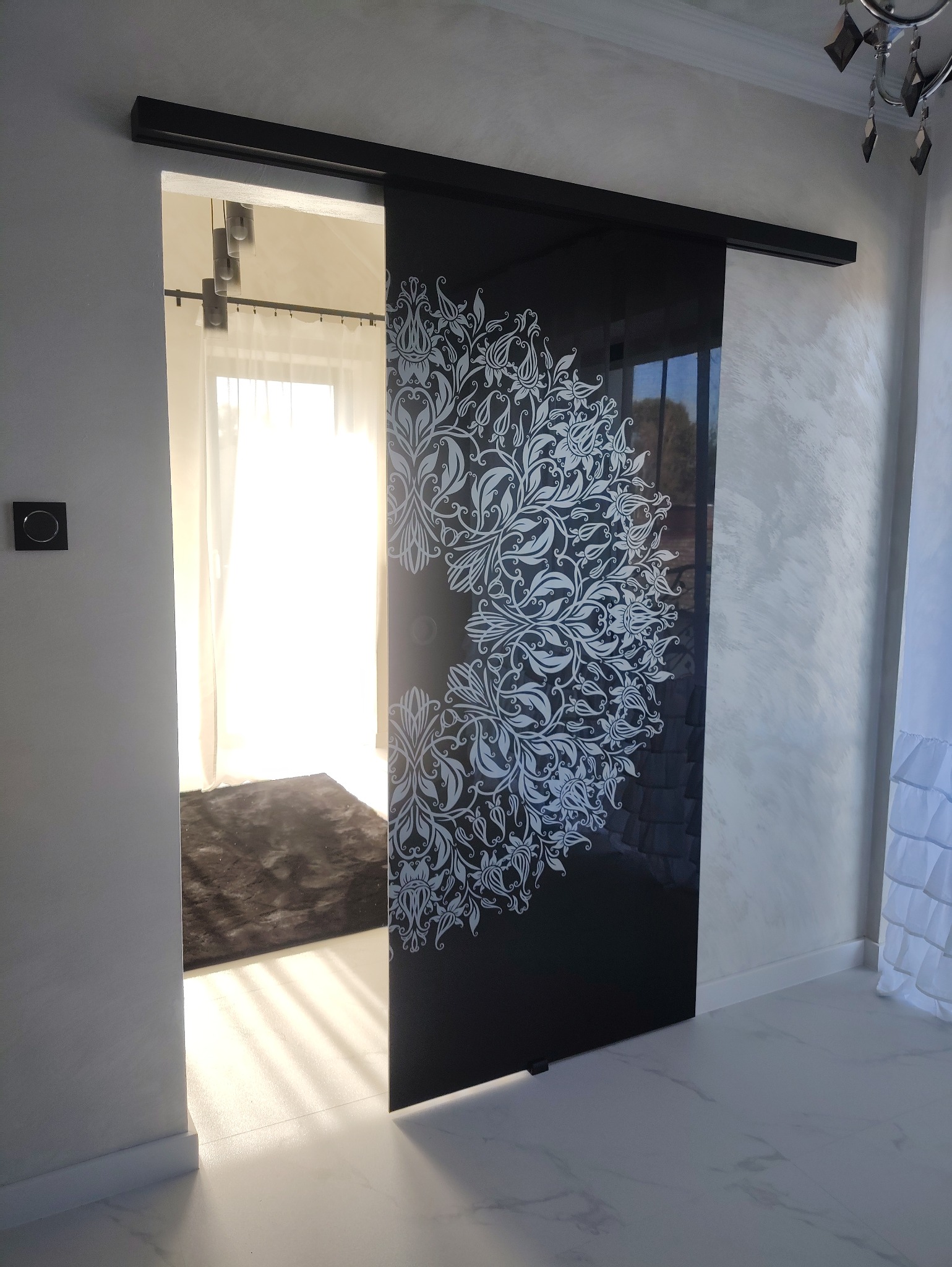 Drzwi przesuwne. Szkło hartowane laminowane 4mm + 4mm z nadrukiem między taflami.