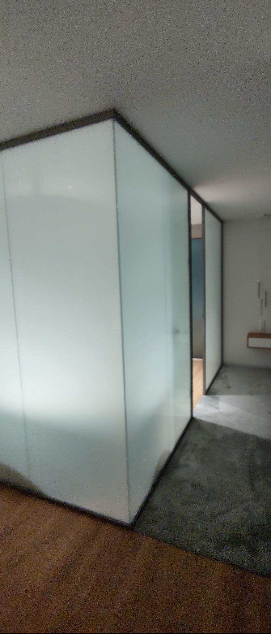 Łazienka wydzielona w sypialni. Szkło hartowane, laminowane 5+5 mm z folią matową.