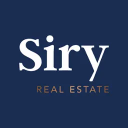 Logo firmy 'Siry REAL ESTATE' z Krakowa na granatowym tle, biały napis 'Siry' nad brązowym napisem 'REAL ESTATE'.