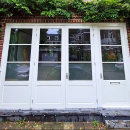 Odświeżenie koloru okna wejściowego Holenderskiego mieszkania.