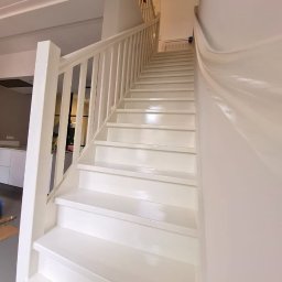 Małe naprawy oraz malowanie drewnianych schodów farbą z połyskiem.