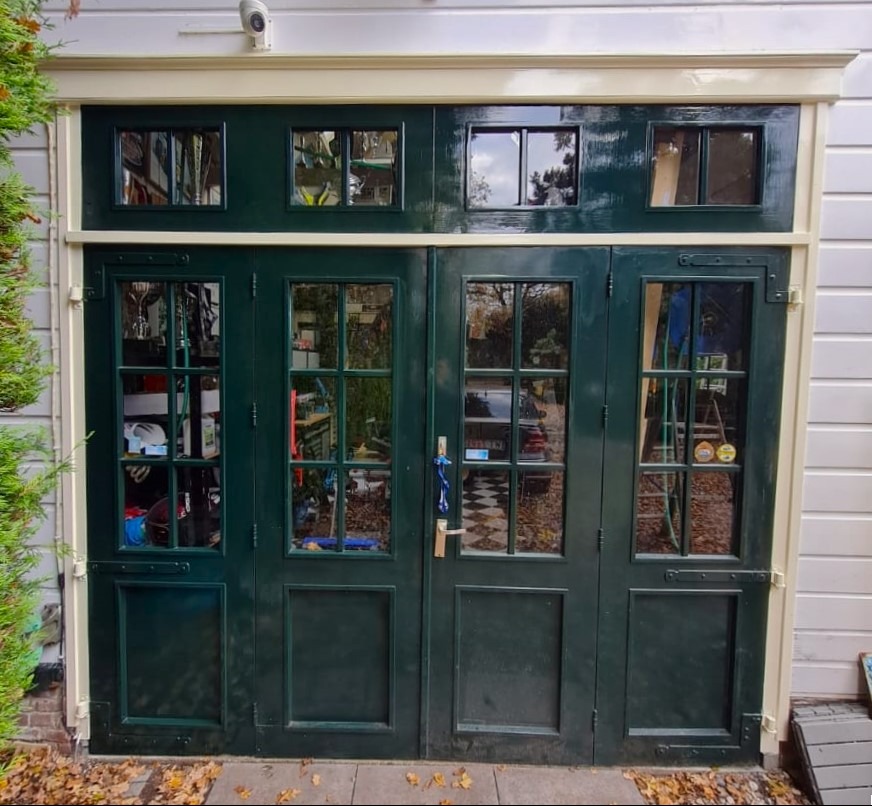 Naprawa zgnitego drewna oraz odświeżenie bramy garażowej nowymi kolorami.