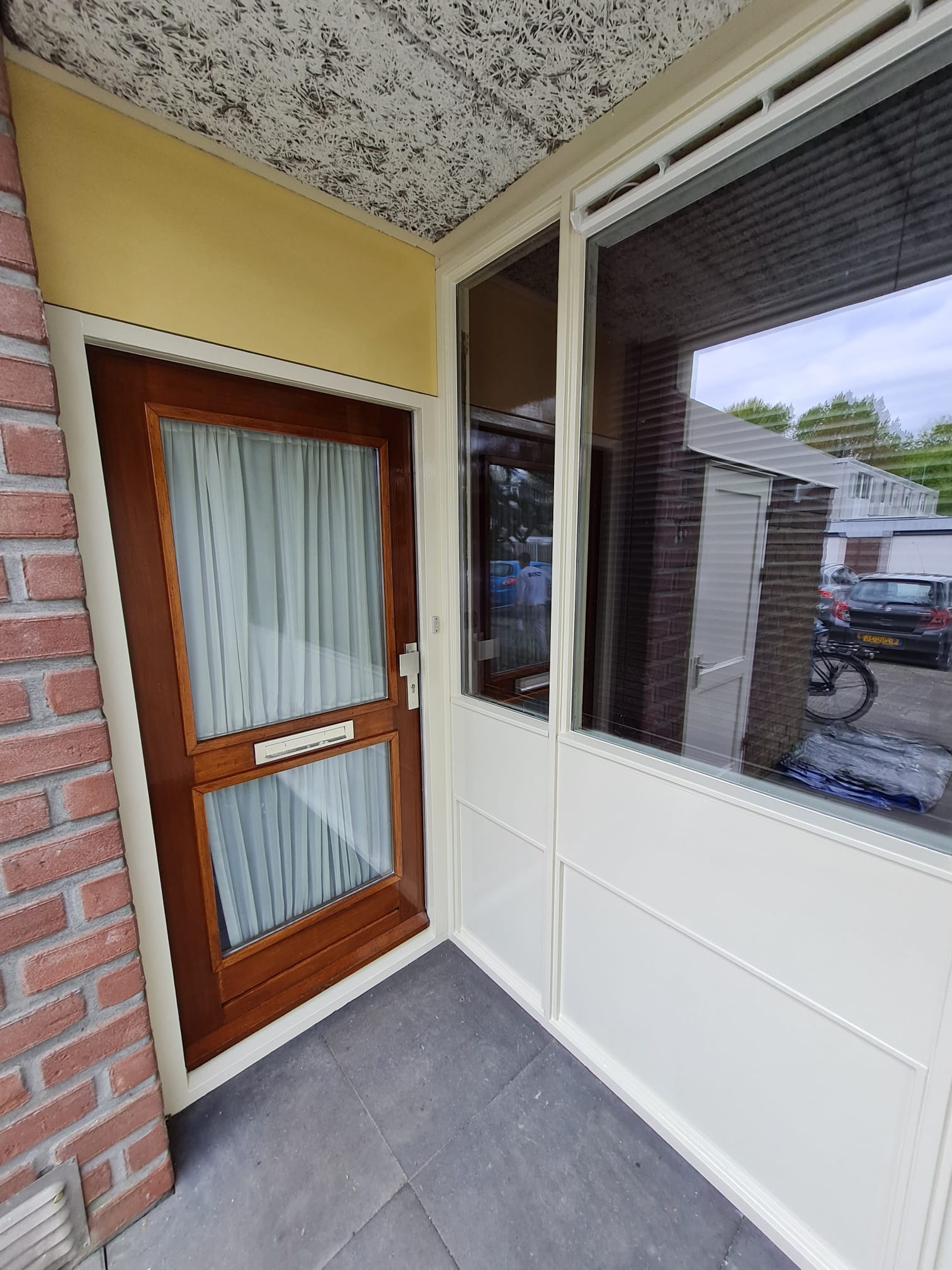 Małe naprawy stolarskie oraz odświeżenie kolorów kilkudziesięciu jednakowych domków w miejscowości Alkmaar.