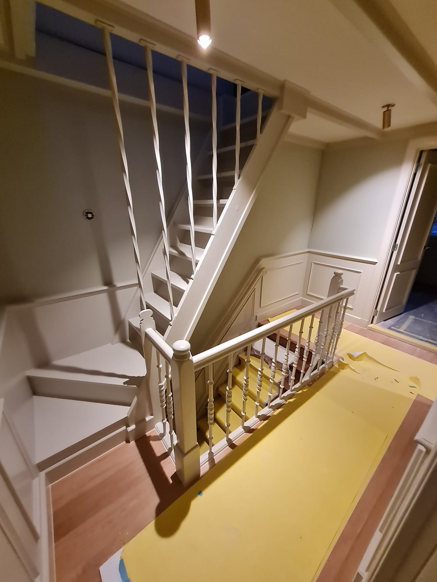 Szpachlowanie oraz szlifowanie a następnie pomalowanie schodów oraz ścian na odpowiednie kolory.