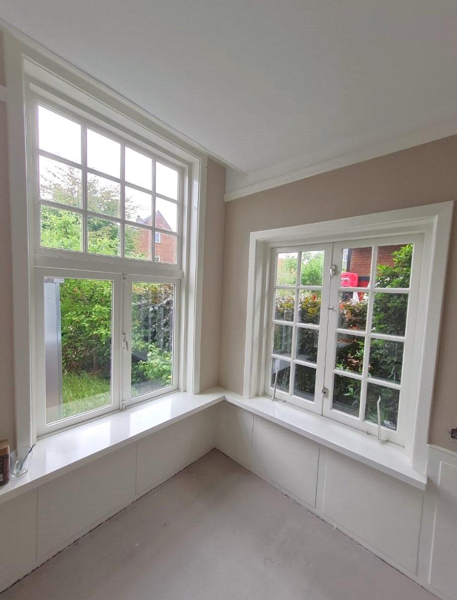 Szlifowanie oraz malowanie domu po generalnym remoncie, ścian, sufitów oraz okien.