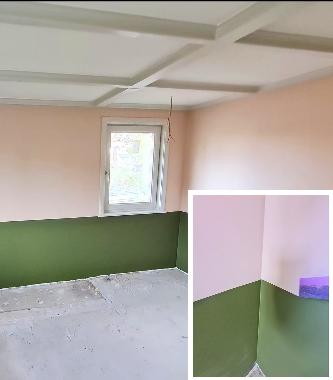 Wnętrze po remoncie: ściany pomalowane na dwa kolory - górna część w odcieniu pudrowego różu, dolna w ciemnej zieleni; sufit z dekoracyjnymi kasetonami; widoczne pozostałości po pracach na podłodze.