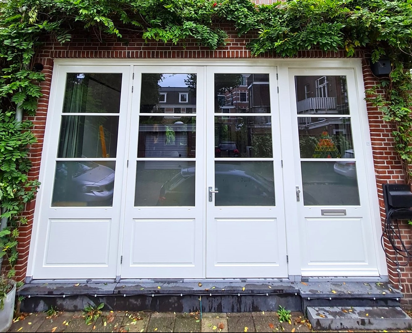 Odświeżenie koloru okna wejściowego Holenderskiego mieszkania.