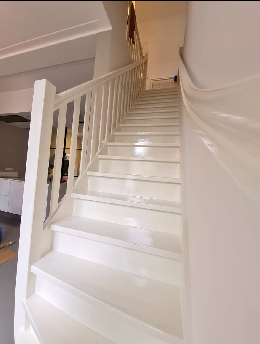 Małe naprawy oraz malowanie drewnianych schodów farbą z połyskiem.