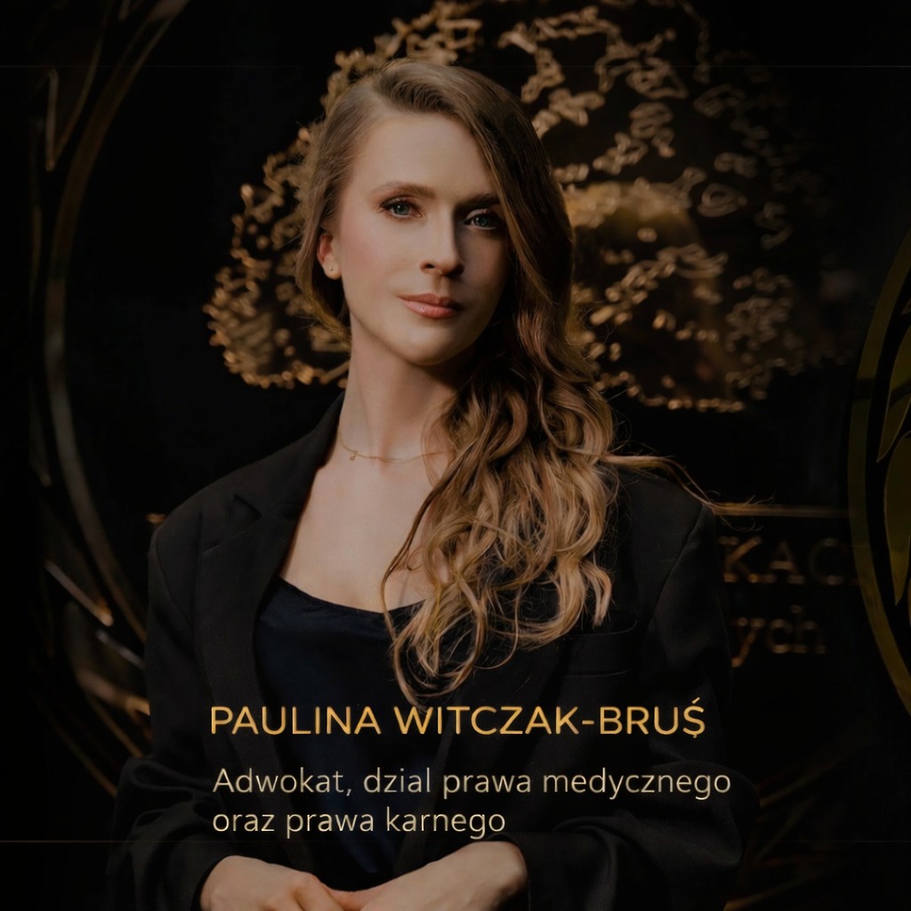 Portret adwokat Pauliny Witczak-Bruś na tle z ornamentem, w czarnej marynarce. Profesjonalny wizerunek z subtelnym uśmiechem i delikatnym makijażem.
