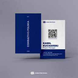 Spectra Studio - Eleganckie wizytówki Consulting Polska w odcieniach bieli i granatu, z kodem QR i danymi kontaktowymi Kamila Kucharskiego, project managera. Minimalistyczny design.