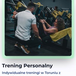 Fizjoterapeuta Trener Personalny Jan Chmielewski - Kobieta ćwiczy na maszynie pod okiem trenera w siłowni. Trener w białej koszulce kuca obok, kontrolując poprawność wykonywanego ćwiczenia.