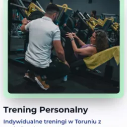 Kobieta ćwiczy na maszynie pod okiem trenera w siłowni. Trener w białej koszulce kuca obok, kontrolując poprawność wykonywanego ćwiczenia.