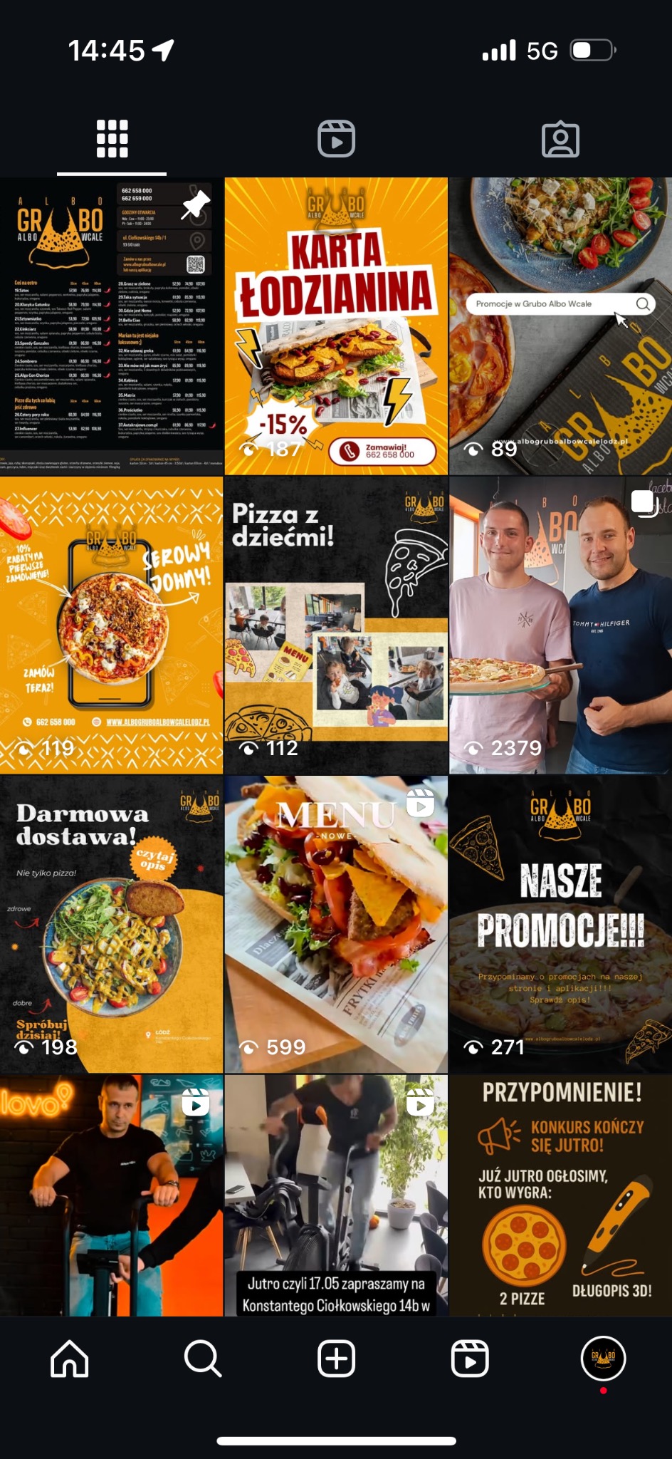Ekran smartfona z widokiem na siatkę postów z Instagrama pizzerii, prezentujących menu, promocje i konkursy. Dominują zdjęcia pizzy, burgerów i dań z dowozem.