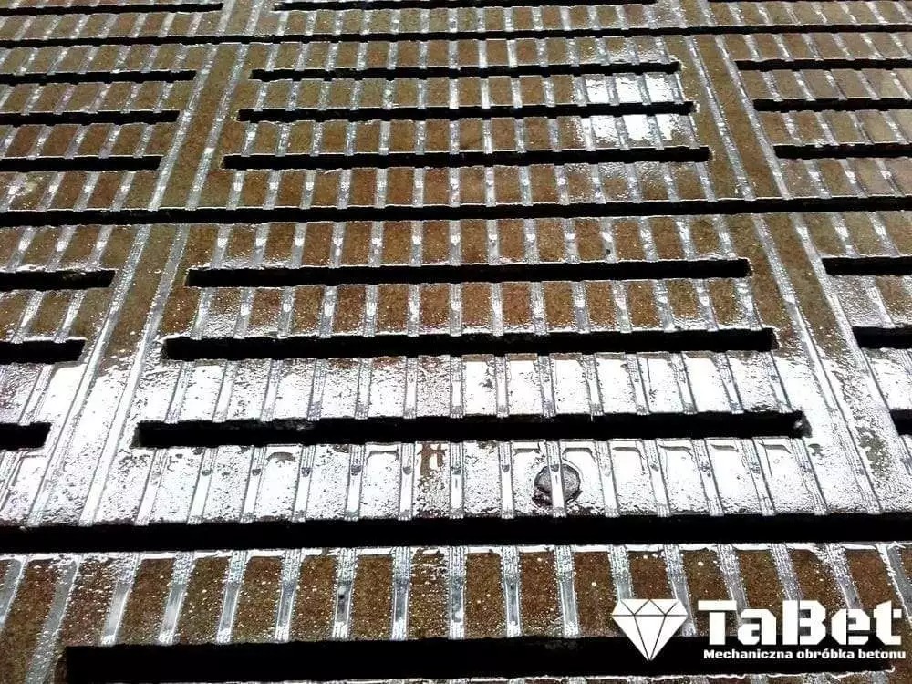 Nacinane, mokre ruszty betonowe z widocznym logo firmy TabBet specjalizującej się w mechanicznej obróbce betonu.
