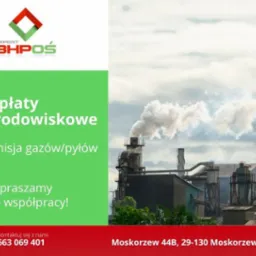 Grafika reklamowa: Opłaty środowiskowe, emisja gaz&oacute;w/pył&oacute;w, z widokiem na dymiący komin fabryczny i logo firmy Expert BHPOS.