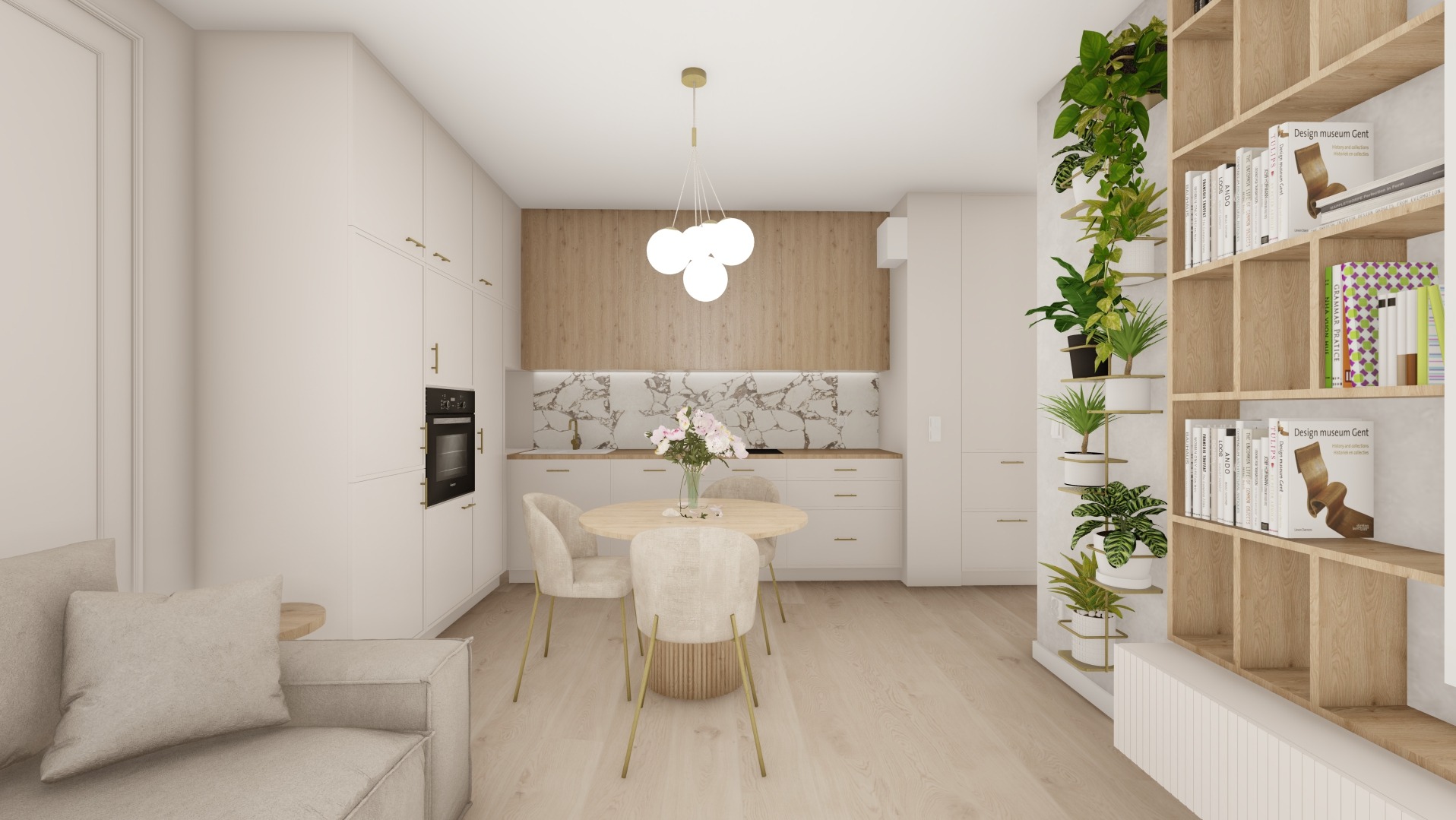 Wnętrze jasnej kuchni z jadalnią, okrągły stół z bukietem kwiatów, krzesła na złotych nóżkach, zabudowa kuchenna w odcieniach bieli i drewna, marmurowy backsplash, wisząca lampa z kulistymi...