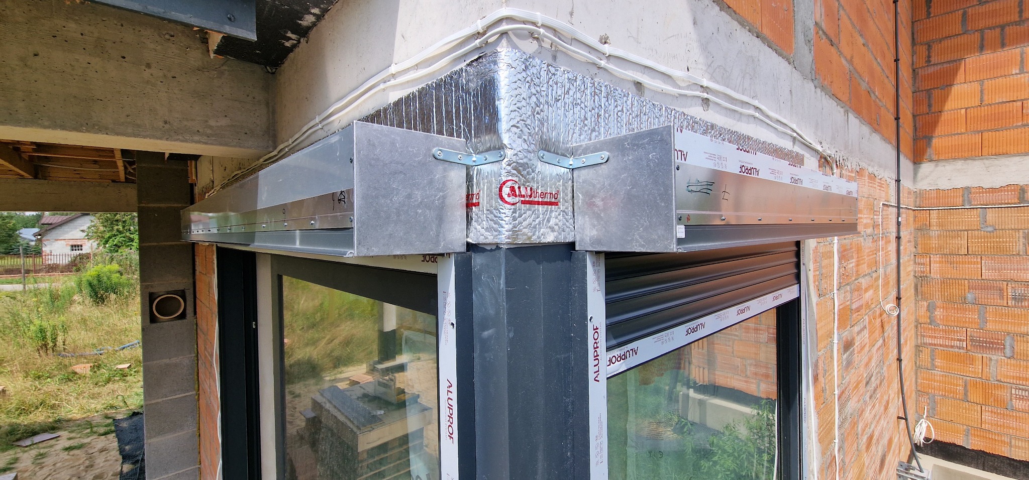 Rolety Zewnętrzne podtynkowe Aluprof z napędami Przewodowo-Radiowymi SOmfy