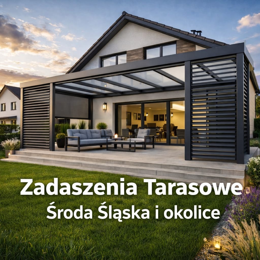 Nowoczesna, czarna pergola tarasowa z przeszklonym dachem, wyposażona w meble ogrodowe. Widok na dom z dużymi oknami przesuwnymi i zadbany trawnik.