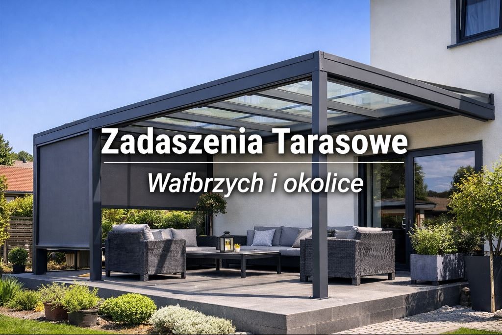 Nowoczesna, szara pergola tarasowa z roletą boczną i szklanym dachem, meble ogrodowe, Wałbrzych i okolice, błękitne niebo w tle.