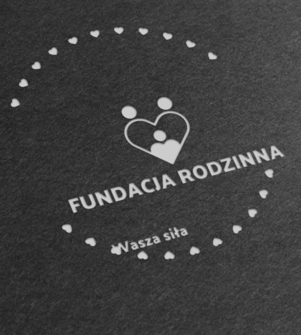 Logo Fundacji Rodzinnej z motywem serc i hasłem 'Wasza siła' na teksturowanym, ciemnoszarym tle.