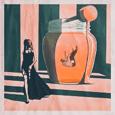 Ilustracja przedstawia surrealistyczną scenę: kobieta w czarnej sukni stoi obok ogromnego słoika wypełnionego pomarańczową substancją, w której tonie postać. Nad słoikiem unosi się młotek, jakby...
