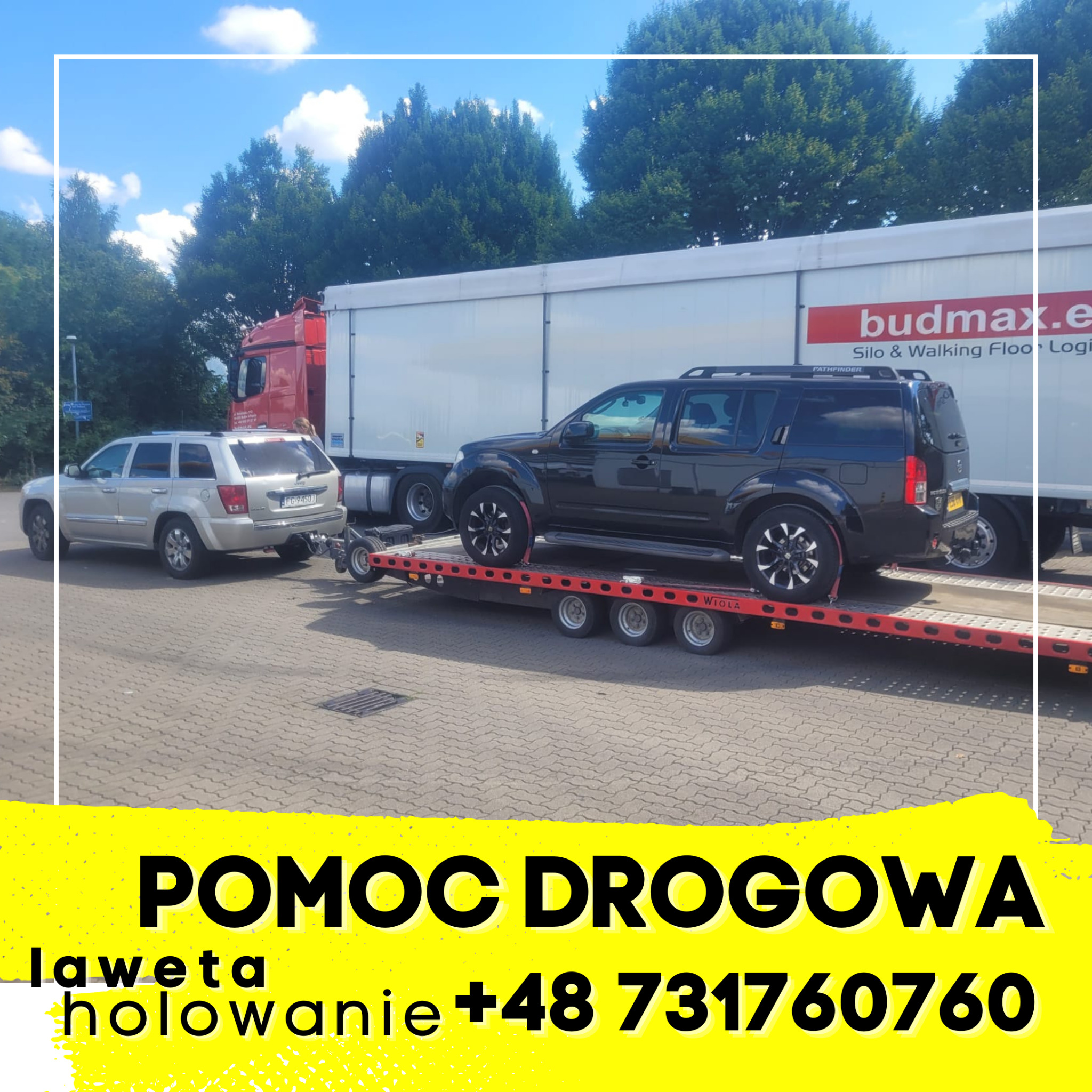 Czarny SUV Nissan Pathfinder na czerwonej platformie lawety, holowany przez srebrnego Jeepa Grand Cherokee na brukowanym parkingu, z ciężarówką budmax.eu w tle.