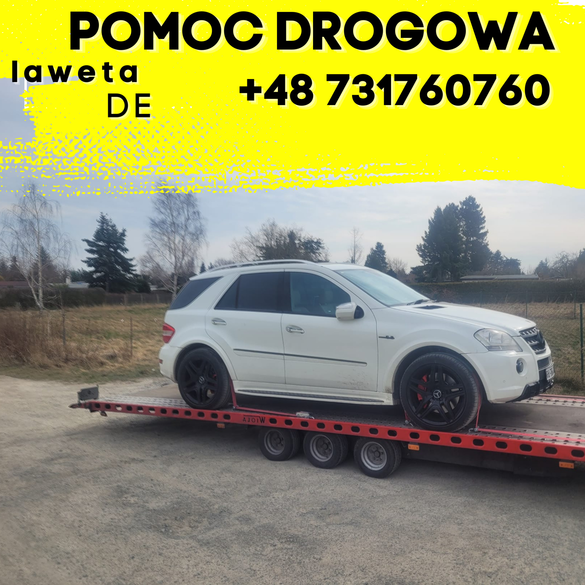 Biały SUV marki Mercedes-Benz ML na czerwonej platformie pomocy drogowej z żółtym tłem zawierającym tekst 'POMOC DROGOWA laweta DE +48 731760760'.