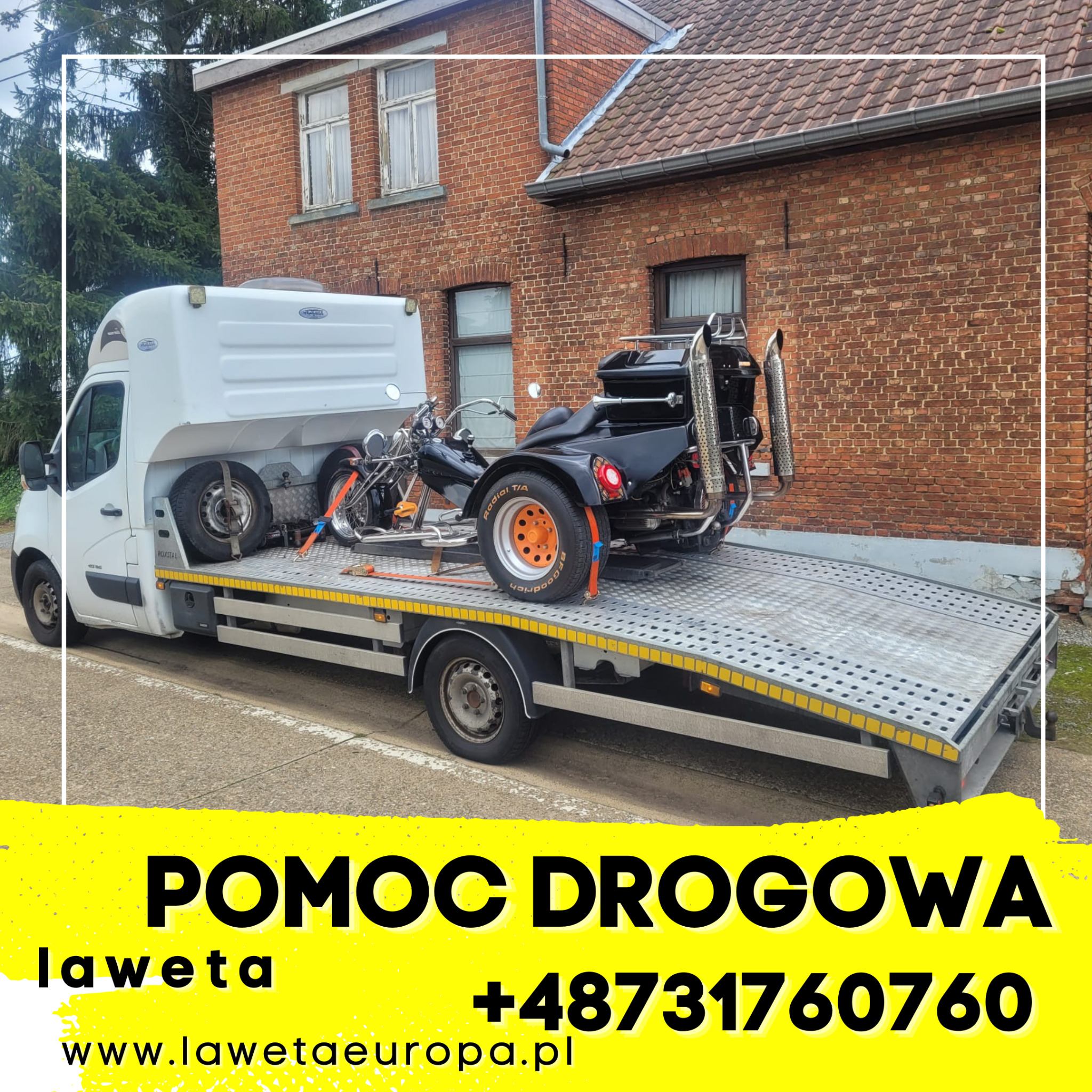 Biała laweta z platformą transportową przewożąca czarny, niestandardowy trójkołowy motocykl na tle budynku z czerwonej cegły.