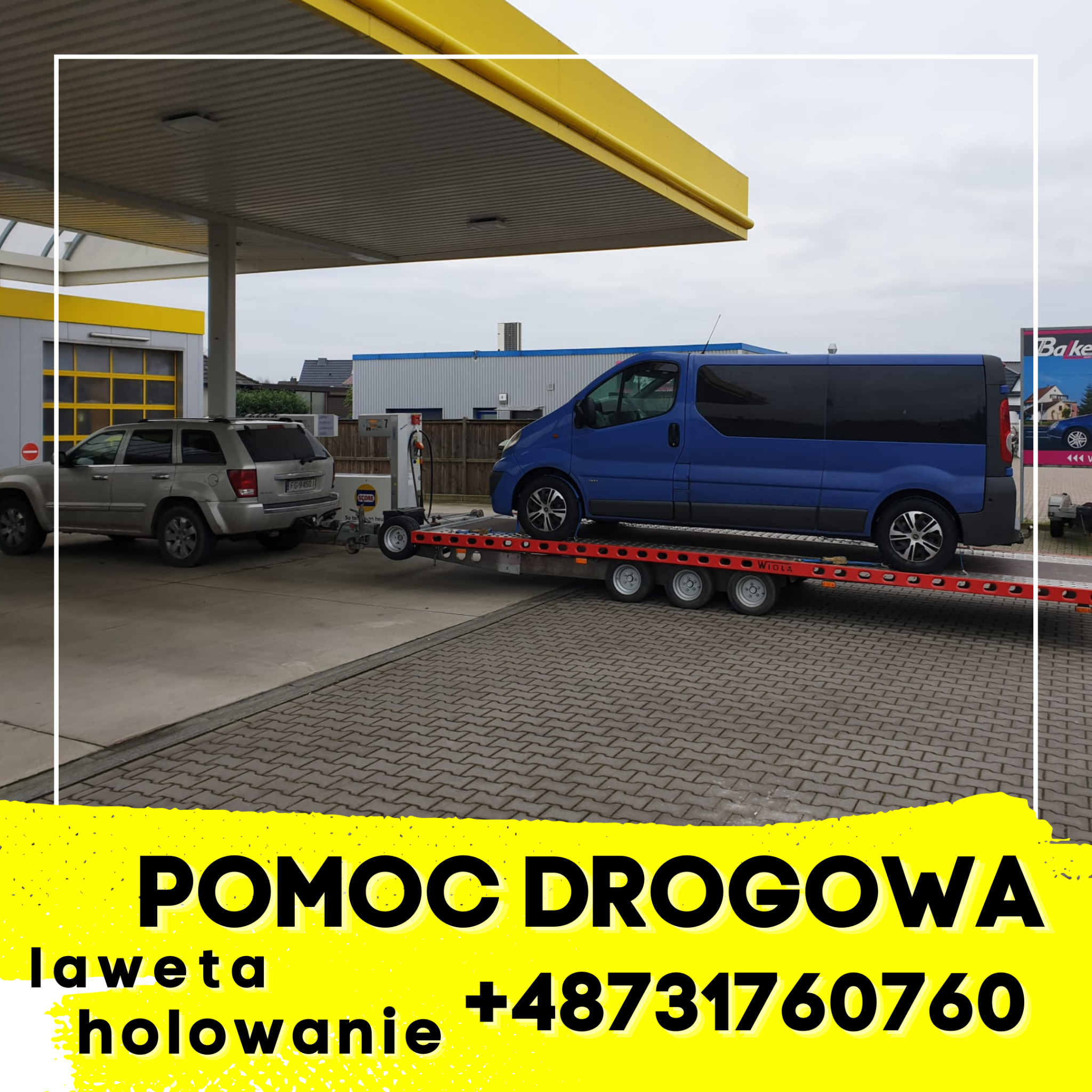 Samochód osobowy holuje uszkodzonego busa na lawecie, na tle stacji benzynowej.