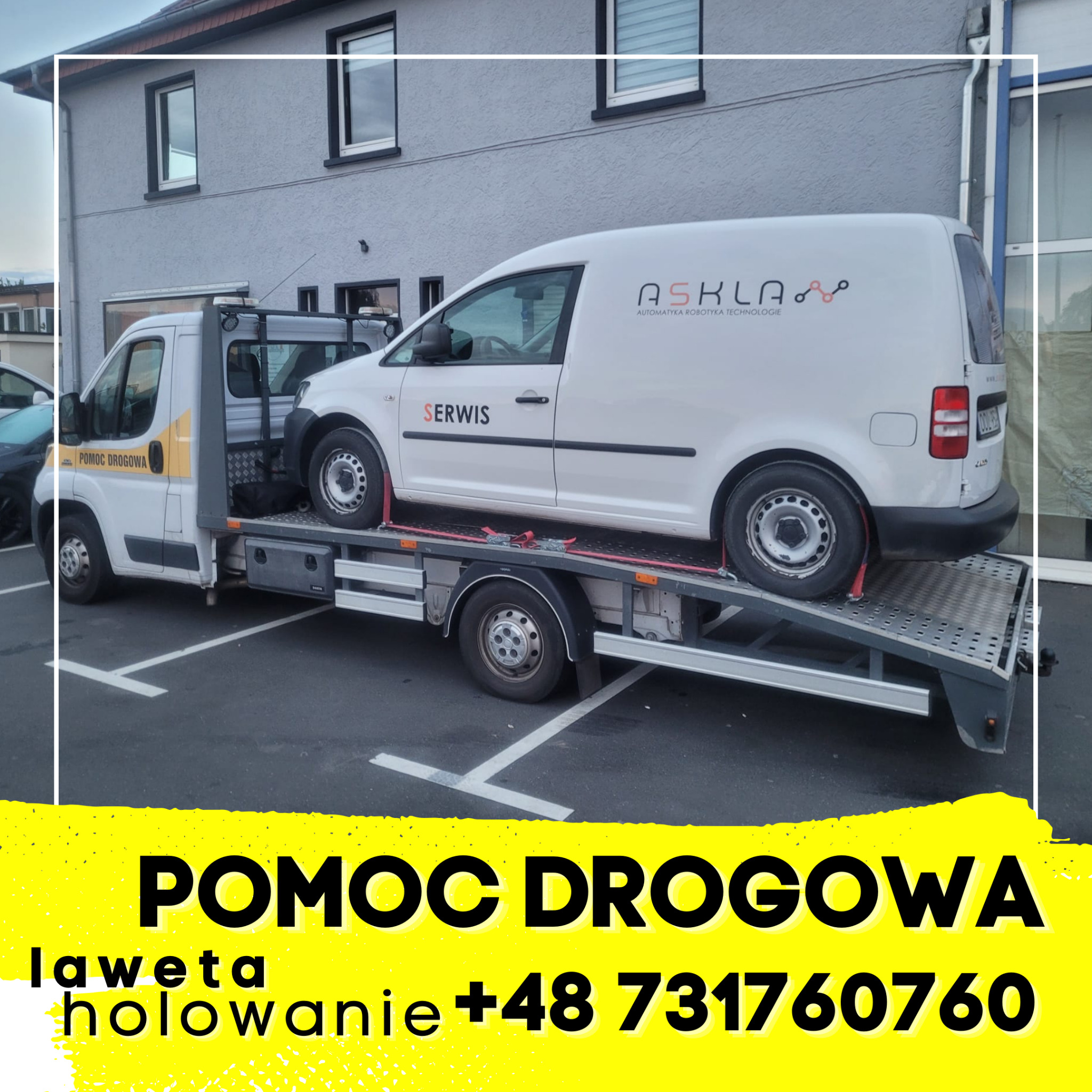 Laweta z białym vanem serwisowym marki Volkswagen na platformie, zaparkowana na parkingu z widocznym budynkiem w tle.