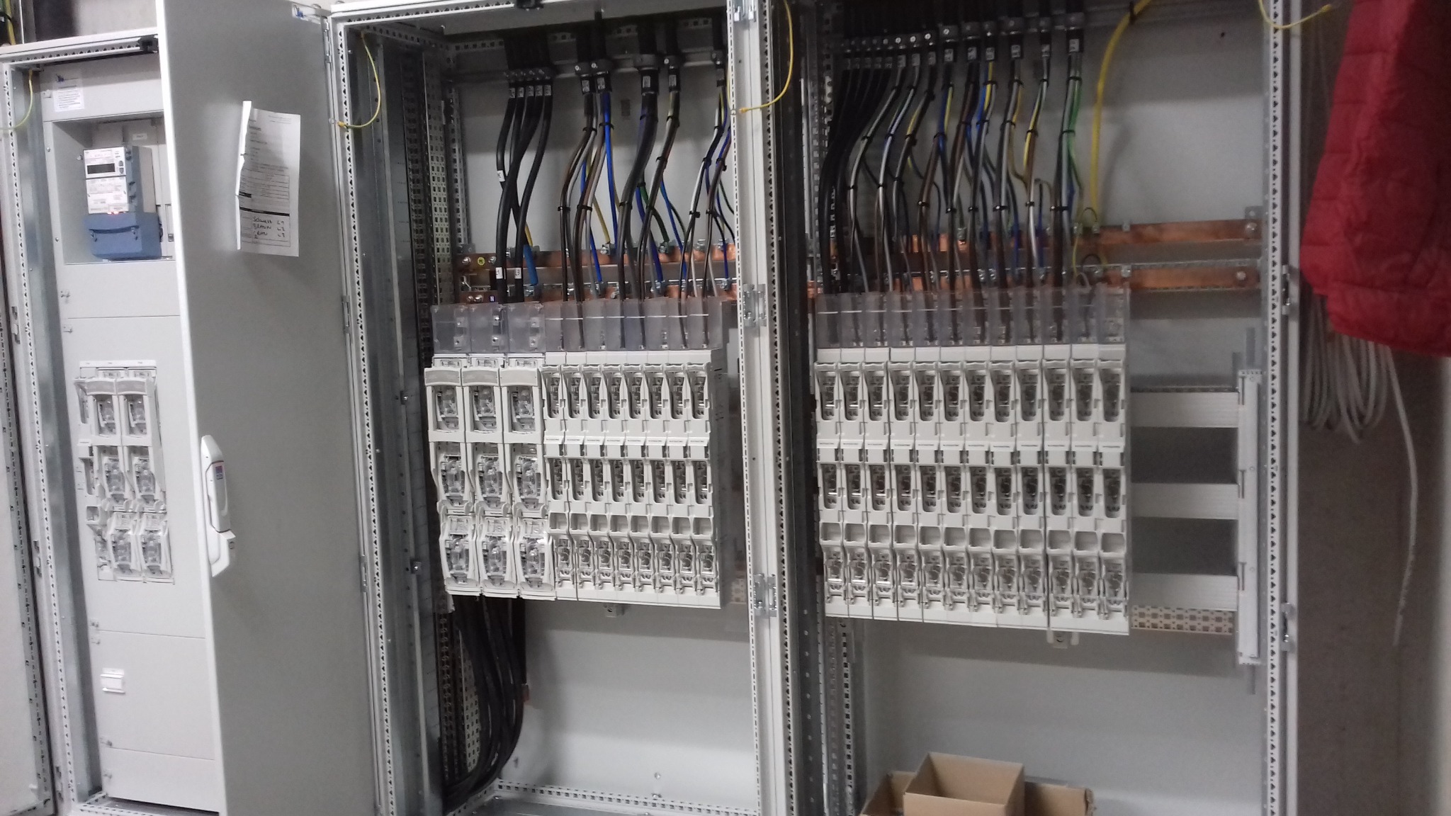 Rozdzielnica w prywatnym domu,każde z tych wyjść idą do następnych wląściwych rozdzielnic dom 2500m2